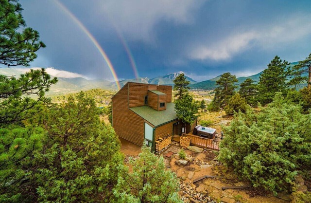 Best views, hot tub, king beds near National Park