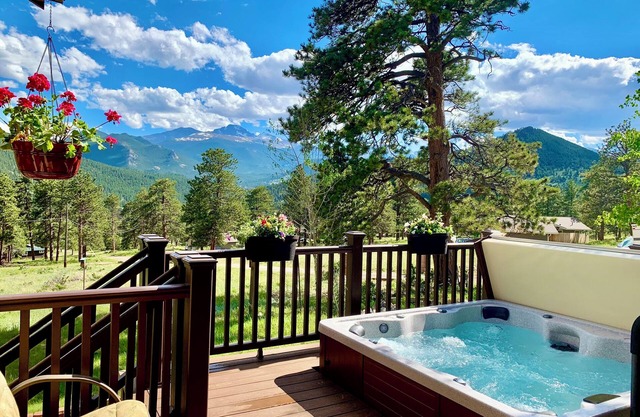 Best Views-Next to RMNP-Pool-Hot Tub-Fireplace-Coaster Passes-King Bed-A/C-BBQ