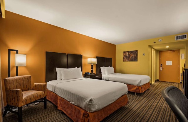 Best Western The Plaza | Standard Room 2 Double Beds | Free Breakfast & Shuttle
