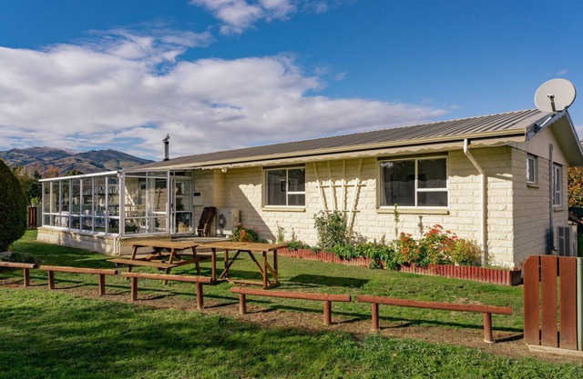 Best Wishes - Cromwell Holiday Home
