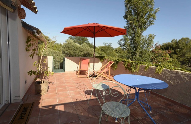 Between Alpilles and Cote Bleue apartment in a charming farmhouse with pool