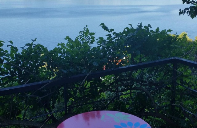 Between lake and sky. A romantic and elegant nest with an enchanting view