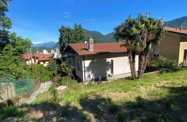Between lakes and mountains a detached cottage with garden and view.