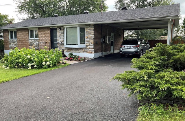 Between Montreal and Tremblant, complete home close to 3 services.
