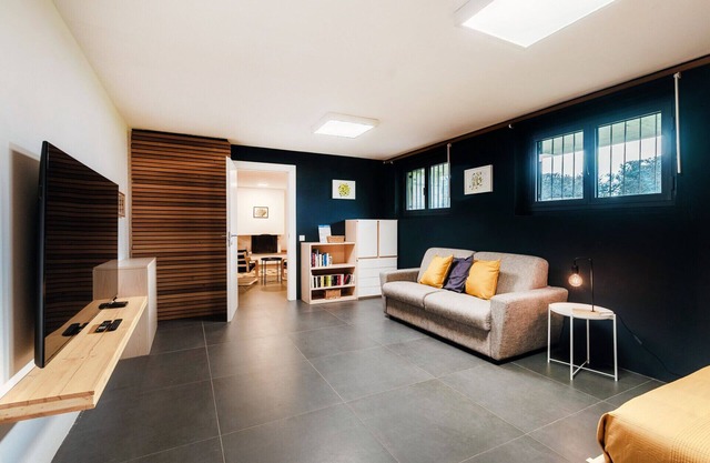 Between the hills bordering Italy (Modern Flat)