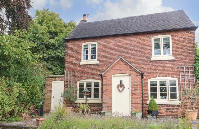 BETWIXT COTTAGE, family friendly, with open fire in Ashbourne