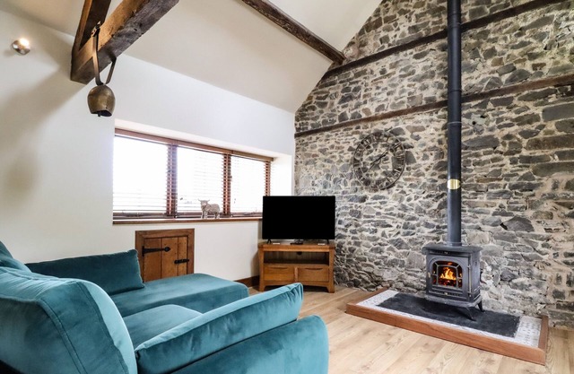 BEUDY BACH Y GARTH, romantic, character holiday cottage in Newtown
