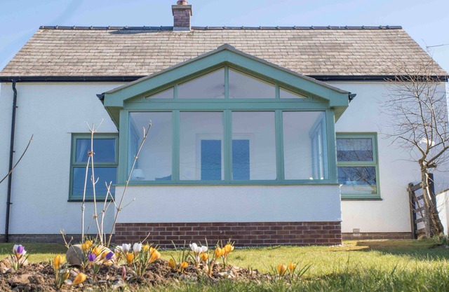 BEUDY GWYN COTTAGE. Pet Friendly. Large enclosed garden. Stunning Sea Views!