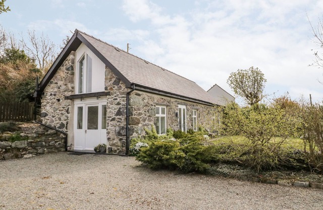 BEUDY HYWEL, pet friendly, character holiday cottage in Llanrug