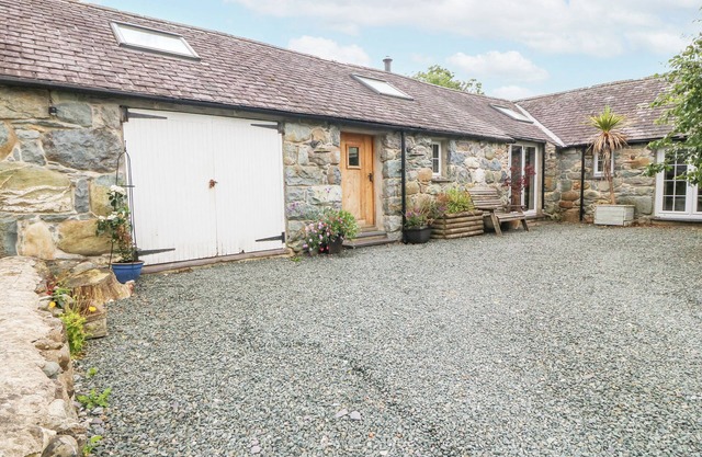 BEUDY'R WENNOL, family friendly, luxury holiday cottage in Groeslon