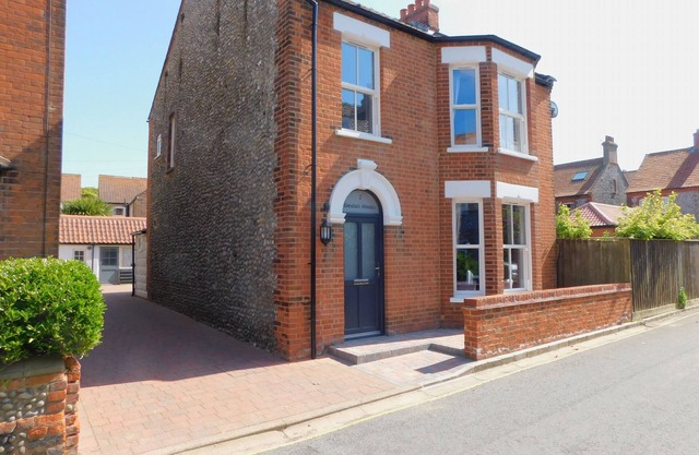 Beulah House - opulent detached house, pleasant mix of conserved history and modern furniture
