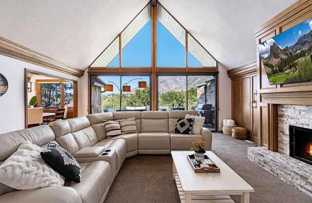 BeUTAHful Retreat: Mtn Views, 2 Master Bdrms, HotTub, Game room, Ski, Amenities!