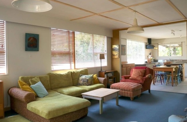 Beverley Tce bach, tropical, funky and spacious.