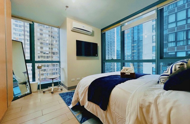 BGC Cozy Condo - Balcony, Pool & Wi-Fi - Suite 25