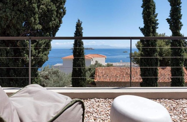 BH309 - C - Villa Skiathos