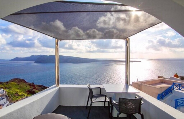 BH724 - C - Suite Santorini