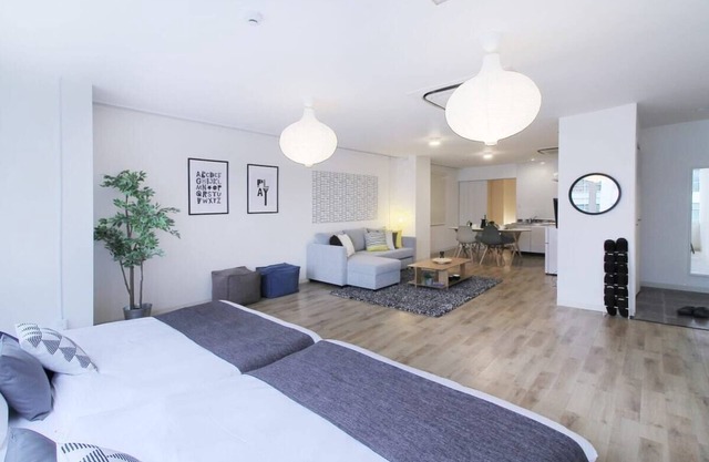 bHOTEL401 Large Apt for 10 by Hondori Shopping
