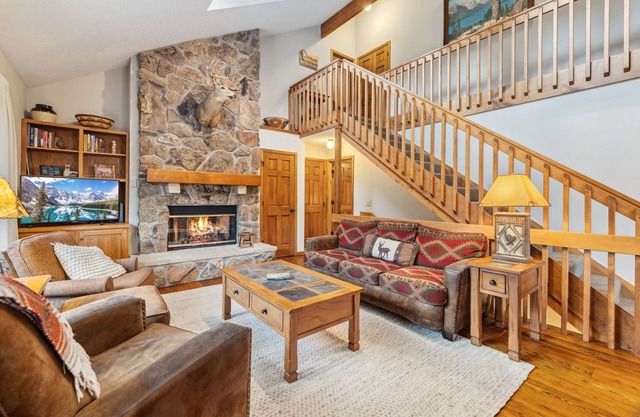 Bierhaus Cabin - Walk to RMNP, River Access! A/C.