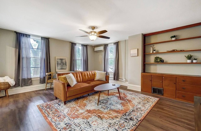 Big 1 Bed near Downtown! W/D, Remote Work Retreat!