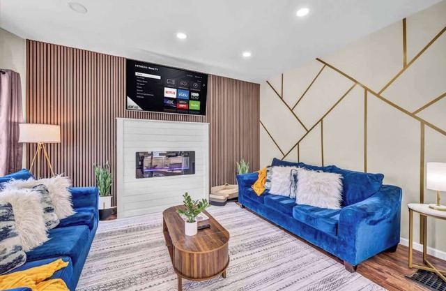 BIG 4BR House | 7 Mins Downtown | Foosball + Games