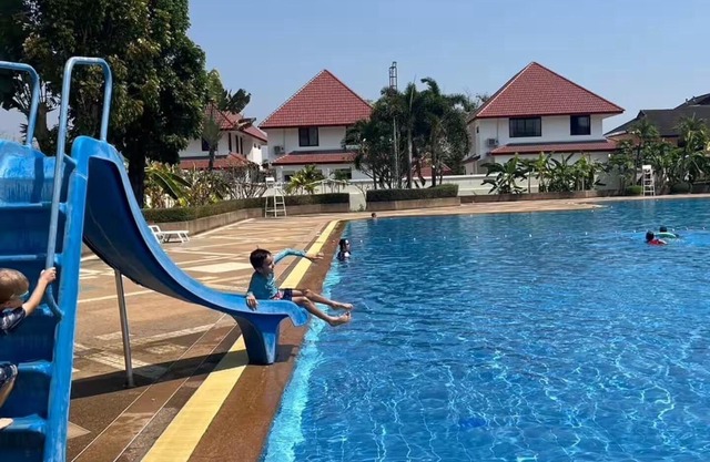 BIG 5-bed/5 bath House w/Cable Internet & Pool Access in World Club near Airport
