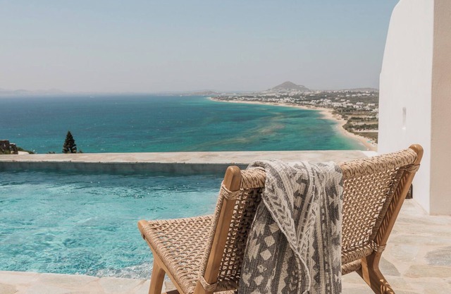 Big ,6 bedroom , 3 pool , 2 jacuzzi Villa with amazing views , next to the beach