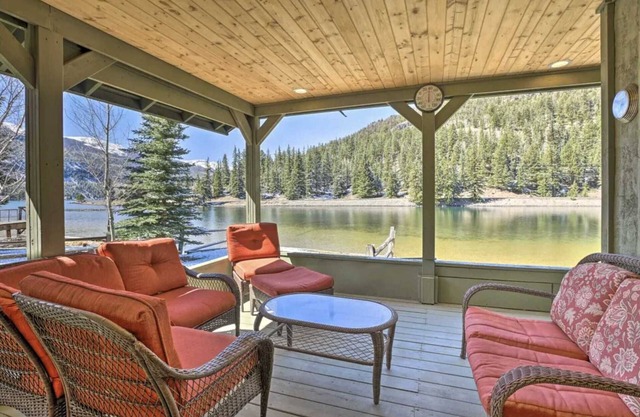 Big Bear Cabin on the Lake -Sunshine and Views Right on the Water!