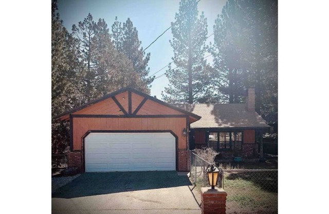 Big Bear City/Lake Cabin Getaway w/ Hot Tub