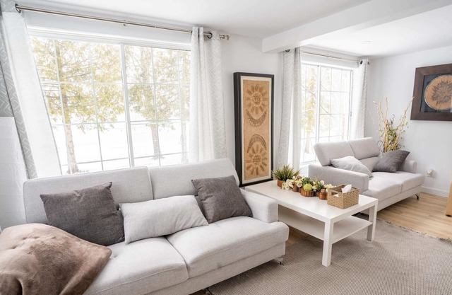 Big Beautiful 6 Bed Chalet Waterfront in Rigaud