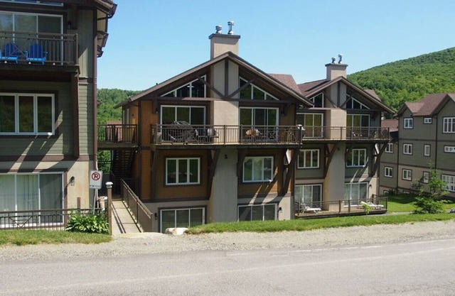 Big condo chalet style ski in ski out in Mont Sutton!