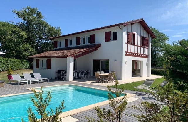 Big contemporary baserri with a swimming pool and a garden for up to 14 people