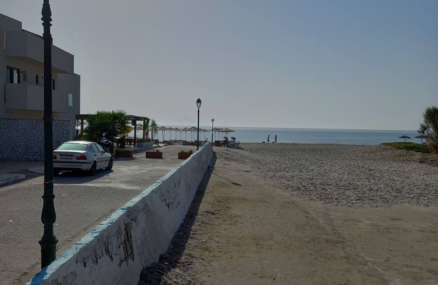 Big cozy apatrtment with private garden, 50ft from beach, 10 min from airport