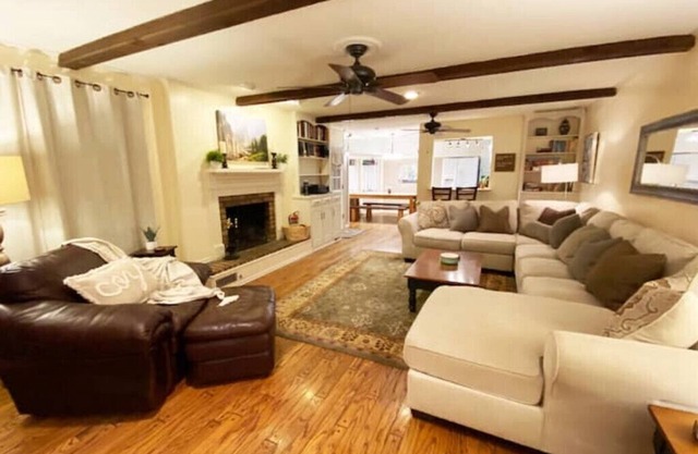 “Big Cozy Cottage” -WiFi, Hot Tub, Grill