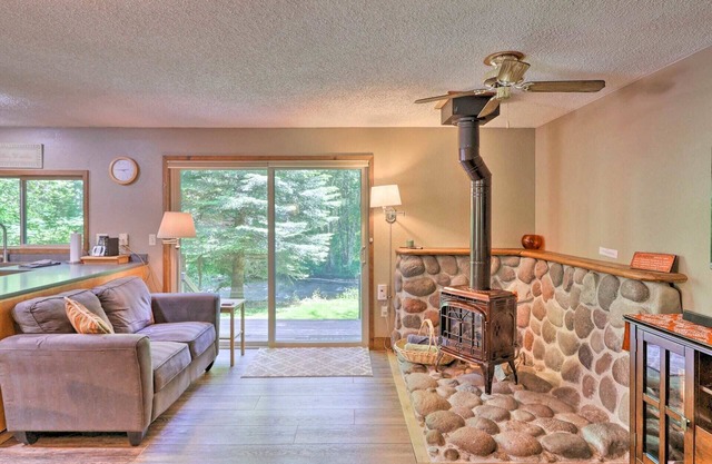 BIG CREEK waterfront retreat! 2bed-2bath+HOT TUB+Covered Deck+BBQ+EV charger! ✨