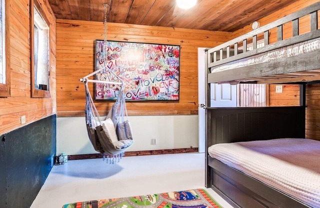 Big Discount for Sandy Waterfront beach Home 3/3 w/Hot Tub firepit zipline pond