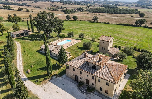 Big estate with private pool, large garden 20km from Todi & 34 from Spoleto.