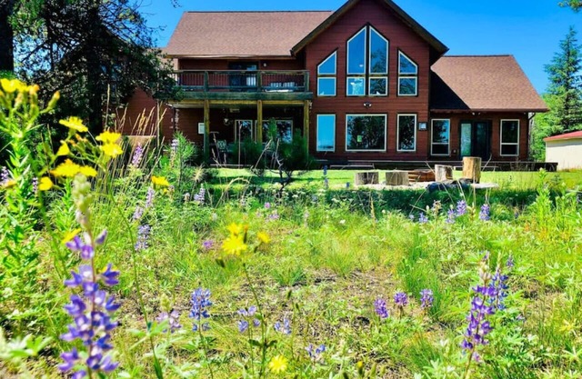 Big Family Cabin, 5BR + Hot Tub + Cozy Fireplaces