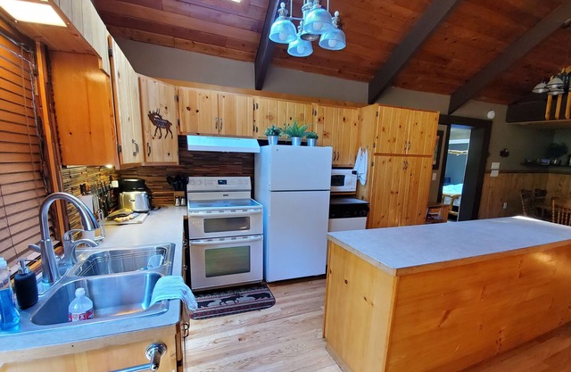 Big Foot Bungalow- Relax by the Big Thompson River