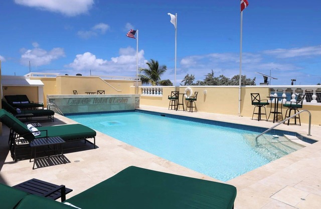 Big Group Stay | 3 Rooms | Steps from Harbor, Markets, & Sunset Cruises