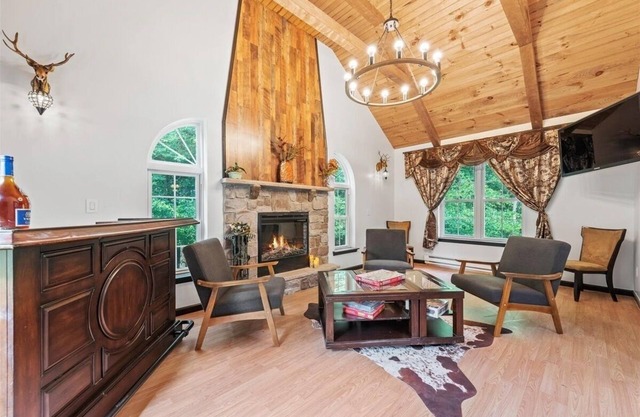 Big House Pocono w/outdoor spa, Sauna, game room, BBQ, by Kalahari & Camelback