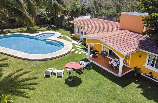 Big pool, beautiful garden, 6 pax, at a Cozy House in a Country style Villa