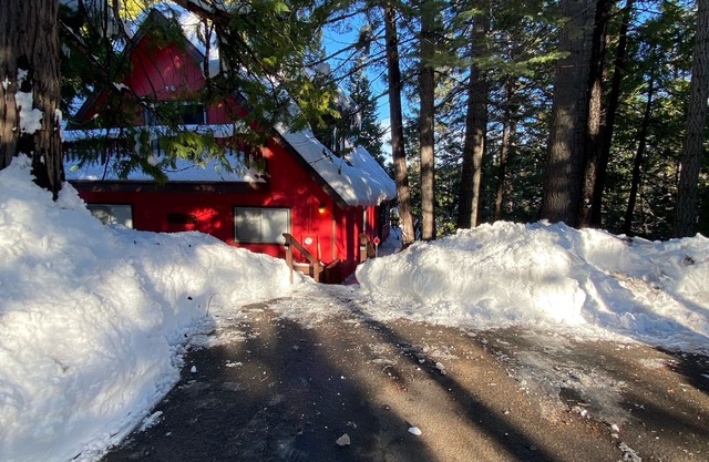 Big Red Cabin 5 min drive to Pinecrest Dodge Ridge Starlink high speed internet
