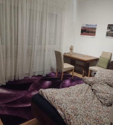Big room for 2 pers, 9 min to trade fare, FREE parking