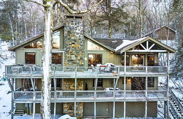Big Spring Discounts-Large Luxury Cabin-Every Amenity-Great Location!