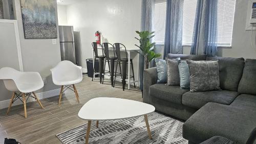 Big TV Apartment 6 Miles From Hard Rock Stadium and Casino