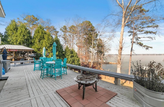 BIG WATER views in Abbeville: 3BR, Master Ste, Hot Tub, Ice Machine, Beach Area