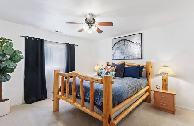 Bigfoot Hideaway! 5-bedroom house with Hot Tub in beautiful Castle Rock