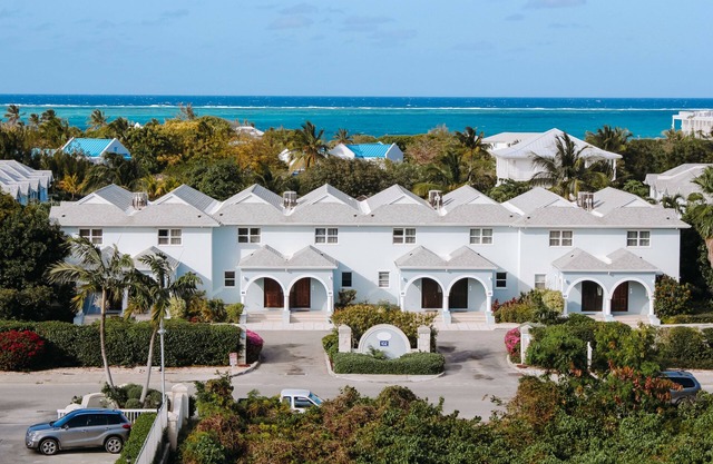 Bijou! Sophistication and comfort in Turtle Cove