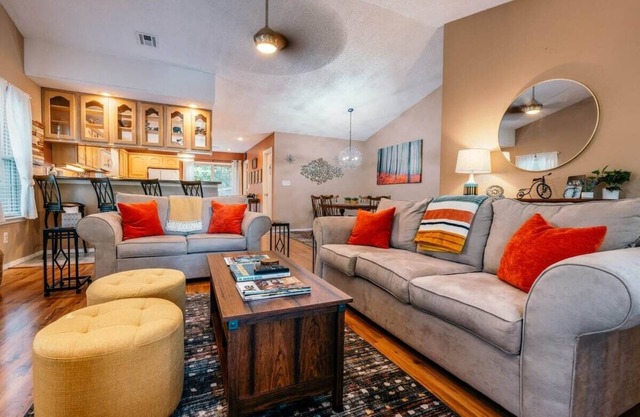 Bike -Lovers & Pets Welcome! Modern Home by Bamboozled Trail