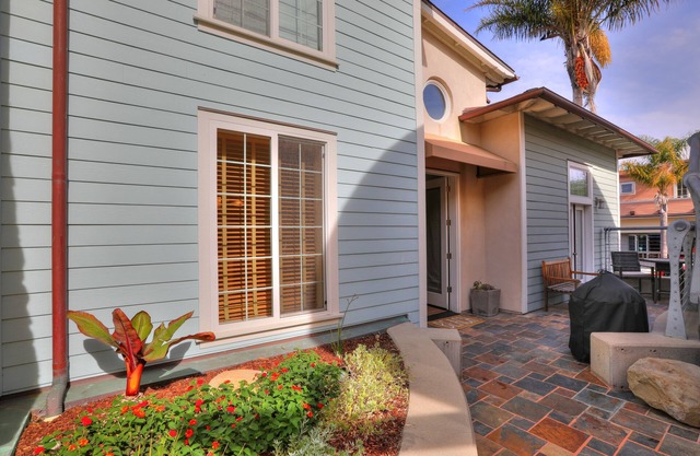 Bikini Bungalow - Large condo, Steps from Beach + Parking, Family